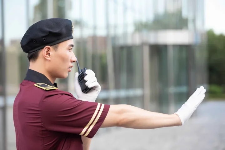 酒店服務(wù)行業(yè)如何選擇對講機(jī)？